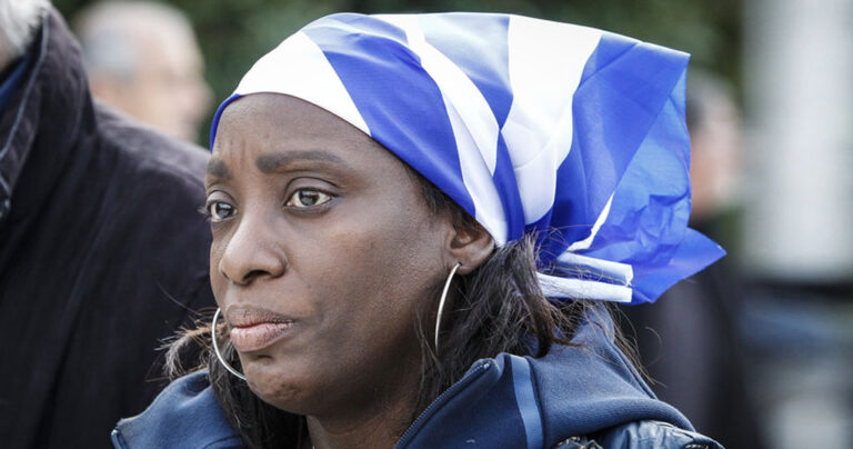 Η φωτογραφία από το συλλαλητήριο που κάνει τον γύρο του διαδικτύου