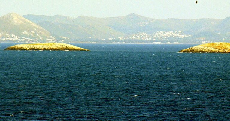 Άνδρας νοίκιασε σκάφος για να ανέβει στα Ίμια και να υψώσει την Ελληνική σημαία