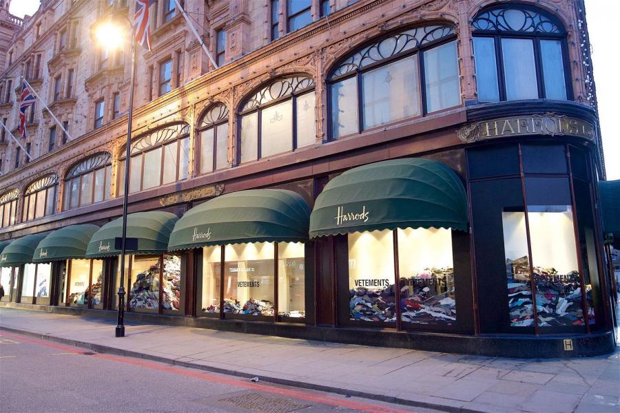 Οι νέες βιτρίνες των Harrods έχουν στοίβες πεταμένων ρούχων για ένα σοβαρό λόγο 35 d15c7ebf040fa9abea61297cfabb5e4c