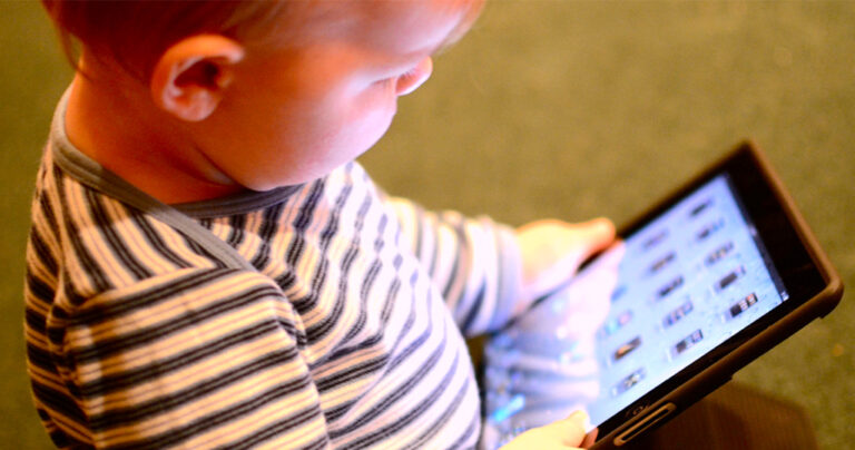 Η εξάρτηση από τις οθόνες μπορεί να καταστρέψει τον εγκέφαλο των παιδιών