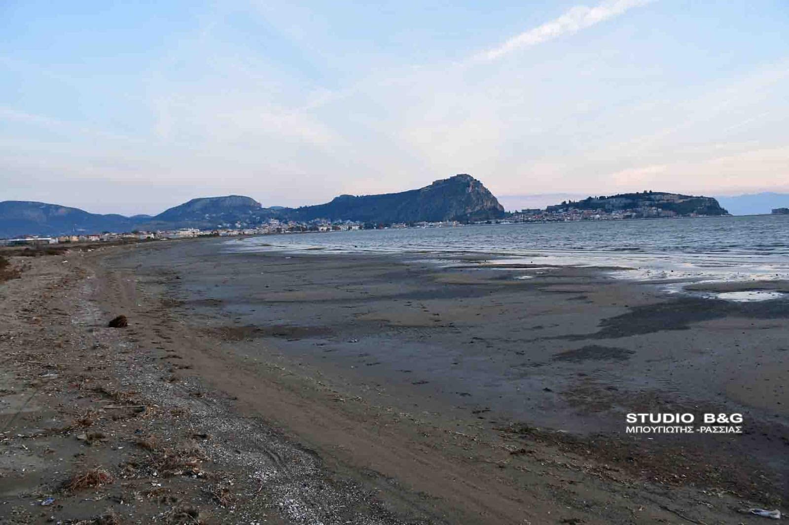 Η υπερπανσέληνος εξαφάνισε τη θάλασσα στο Ναύπλιο και δημιούργησε νέα παραλία 1 dcac7bc1579c82f5a477c209150504a1 1