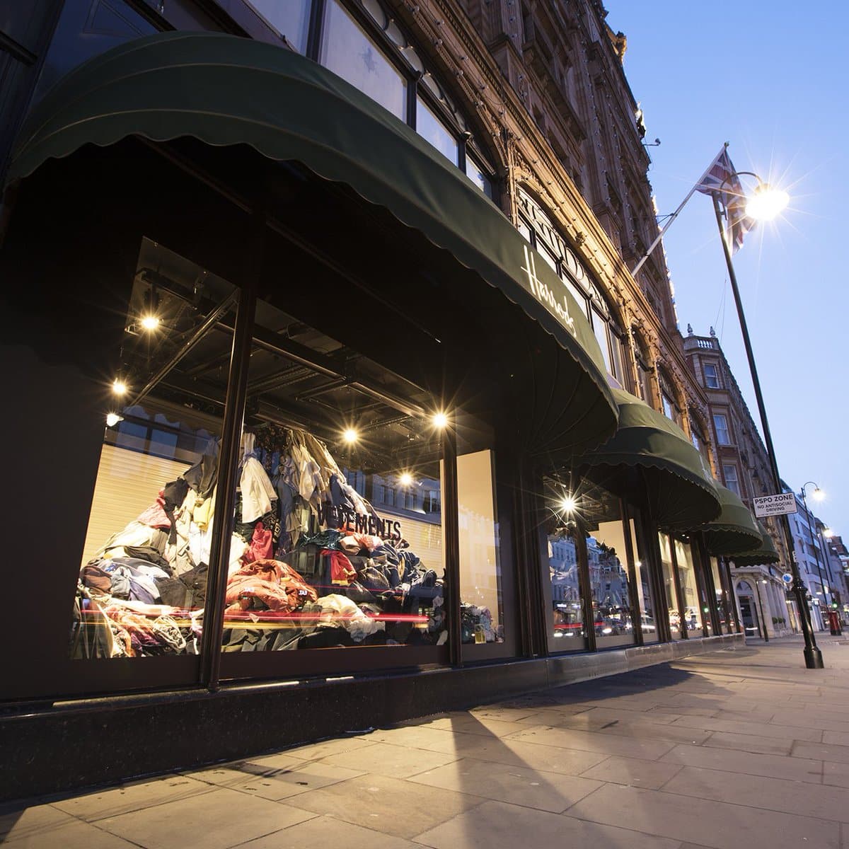 Οι νέες βιτρίνες των Harrods έχουν στοίβες πεταμένων ρούχων για ένα σοβαρό λόγο 33