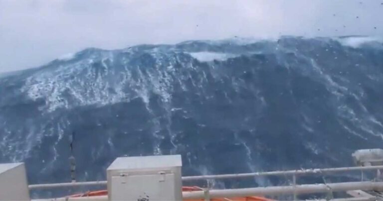 Πλοίο παλεύει με γιγάντια κύματα «βουνά» στη Βόρεια Θάλασσα 