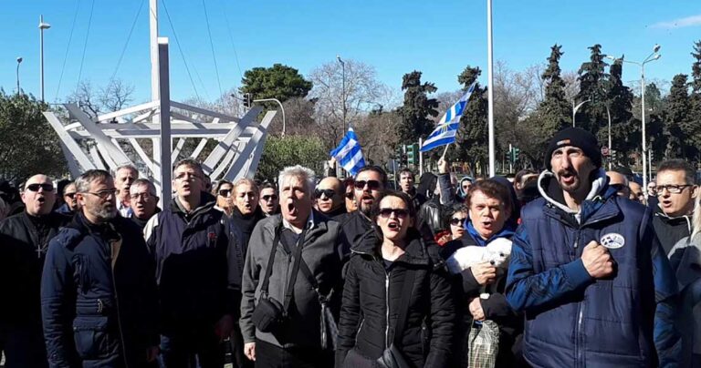 Έψαλαν τον Εθνικό Ύμνο ως διαμαρτυρία έξω από το δημαρχείο της Θεσσαλονίκης