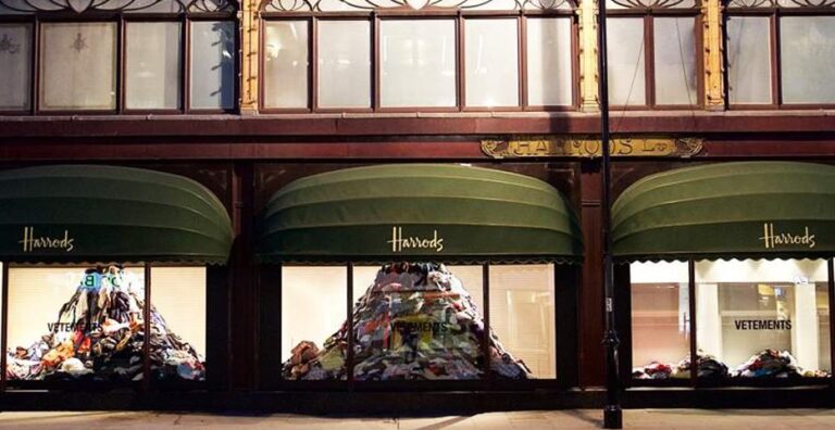 Οι νέες βιτρίνες των Harrods έχουν στοίβες πεταμένων ρούχων για ένα σοβαρό λόγο