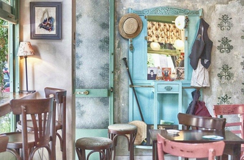 Tο μικροσκοπικό cafe-bistrot στο Κουκάκι σε ταξιδεύει πίσω σε μια άλλη, πιο ρομαντική, εποχή!