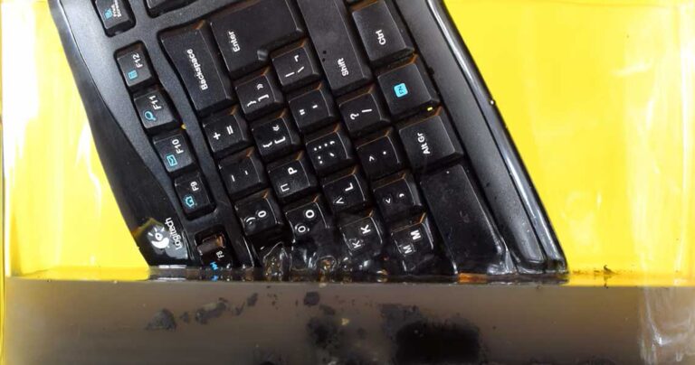 Έτσι γίνεται ένα πληκτρολόγιο αν μείνει 10  ώρες μέσα σε ασετόν