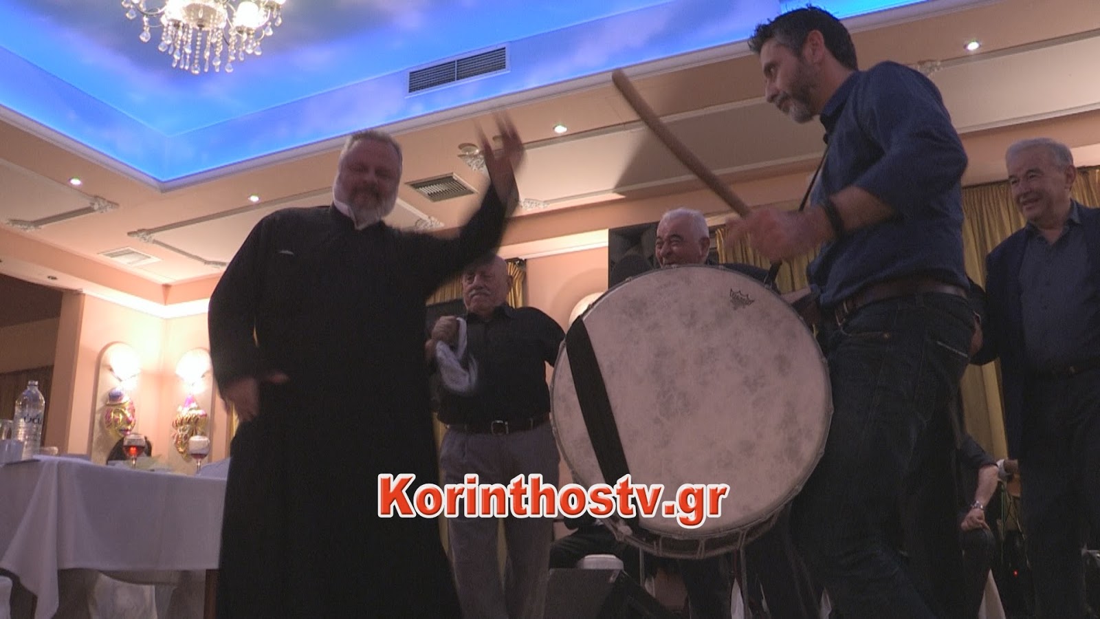 Παπάς στην Κορινθία χορεύει λεβέντικα τσάμικο και κλέβει την παράσταση 2 still0218 00001