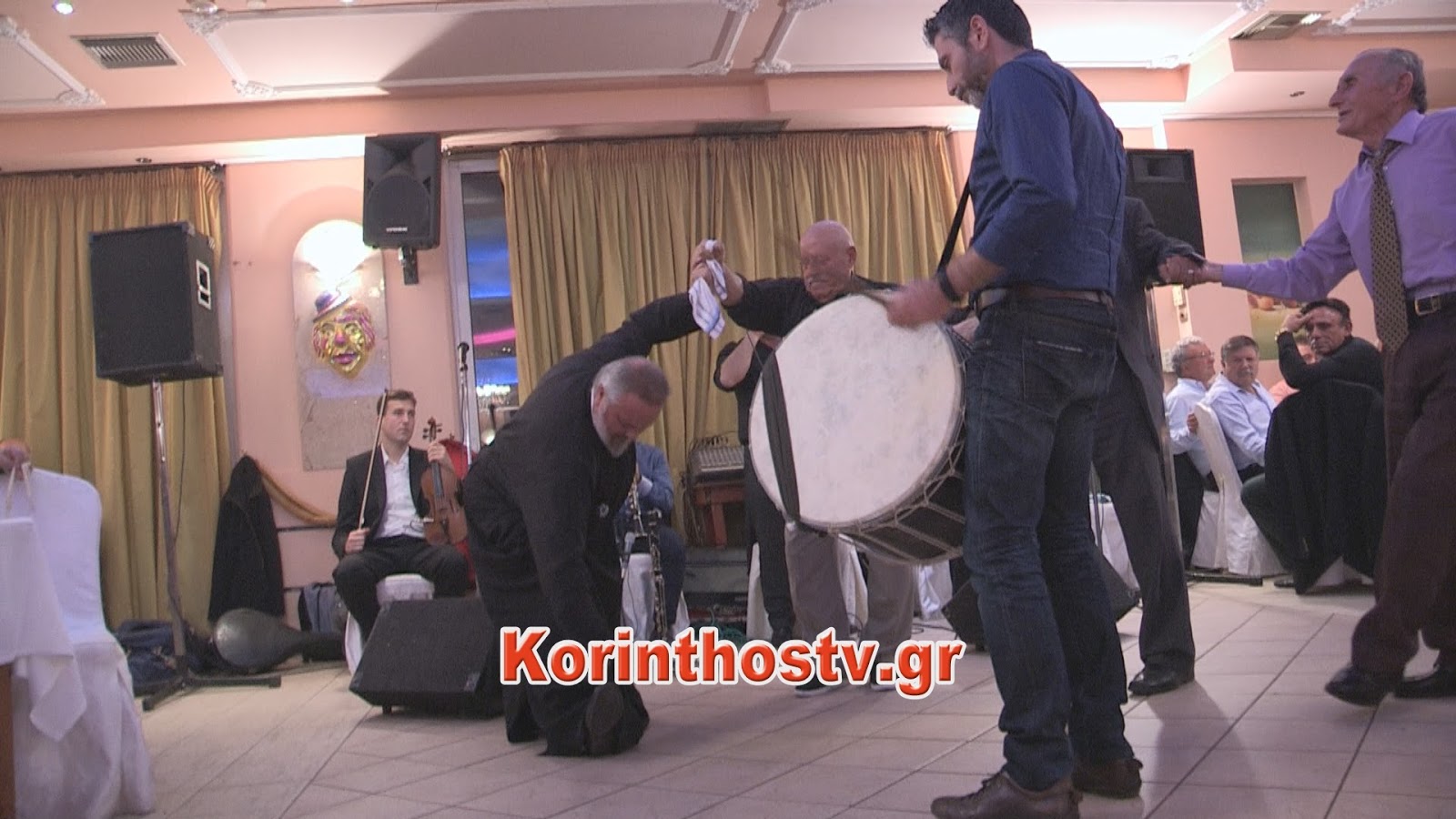 Παπάς στην Κορινθία χορεύει λεβέντικα τσάμικο και κλέβει την παράσταση 1 still0218 00003