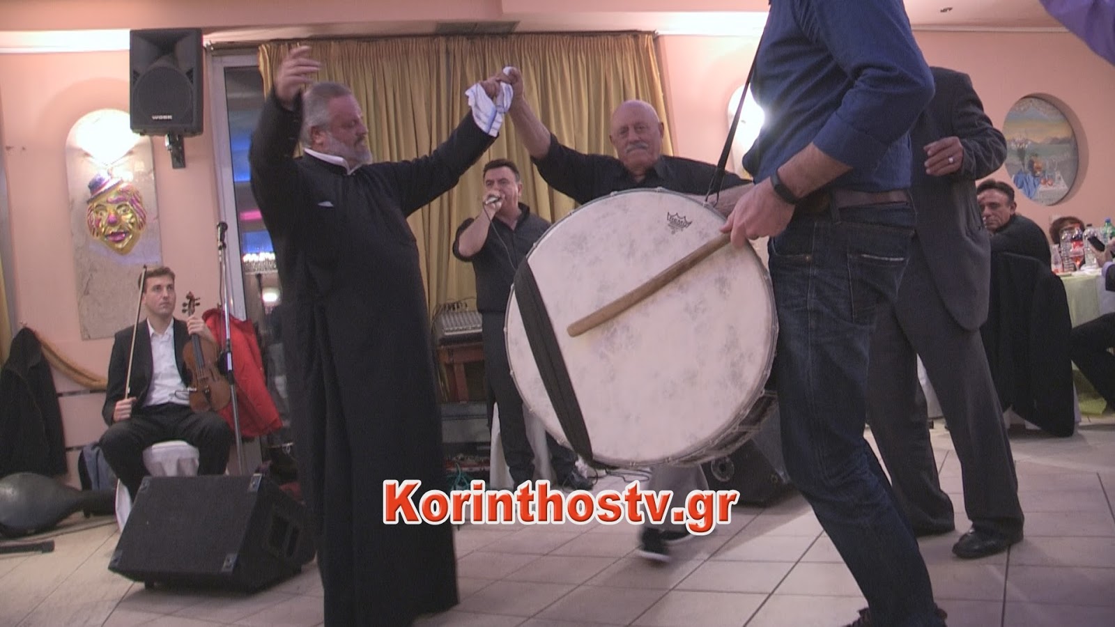 Παπάς στην Κορινθία χορεύει λεβέντικα τσάμικο και κλέβει την παράσταση 5 still0218 00005