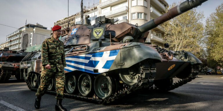 Το σημαιοφόρο άρμα μάχης που άνοιξε τη φετινή παρέλαση της 25ης Μαρτίου