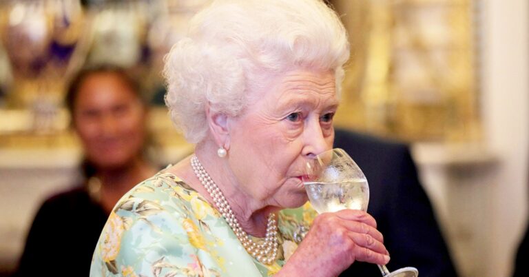 Η Βασίλισσα Ελισάβετ πίνει 4 κοκτέιλ την ημέρα