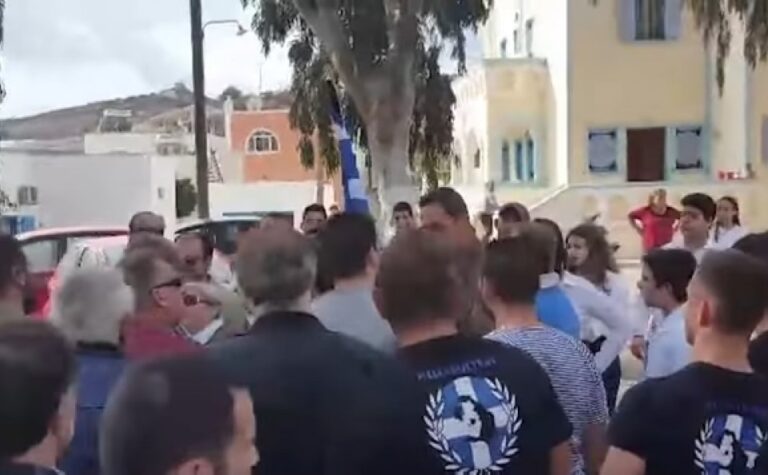 Σαντορίνη: Κλείδωσαν σχολείο για να μην κρατήσει τη σημαία μαθήτρια από την Αλβανία
