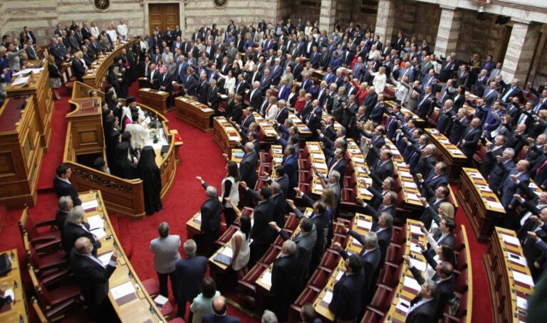 Θεσπίζεται «ακατάσχετο» για τα δάνεια των κομμάτων