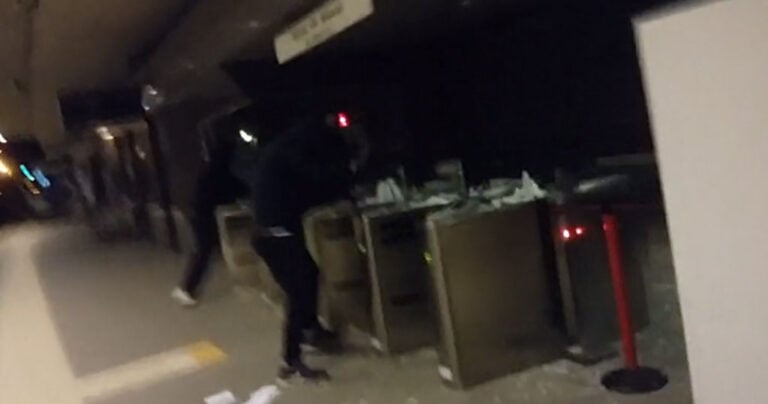 Κουκουλοφόροι σπάνε όλα τα ακυρωτικά μηχανήματα στον σταθμό του ΗΣΑΠ «Περισσός»