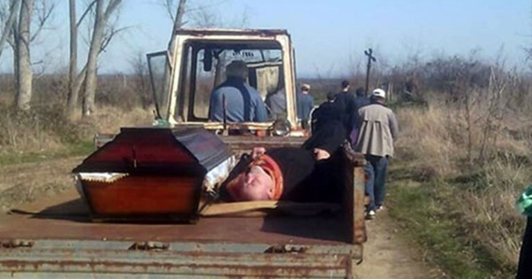 Παπάς ήπιε τόσο που κοιμήθηκε και τον πήγαν στην κηδεία με τρακτέρ δίπλα στο φέρετρο