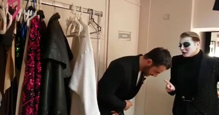 Η υπόκλιση του Ντάνου στον Τάκη Ζαχαράτο μέσα στο καμαρίνι του