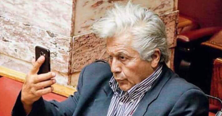 Ο Παπαχριστόπουλος έβγαλε σέλφι μέσα στην βουλή που θα μείνει στην ιστορία