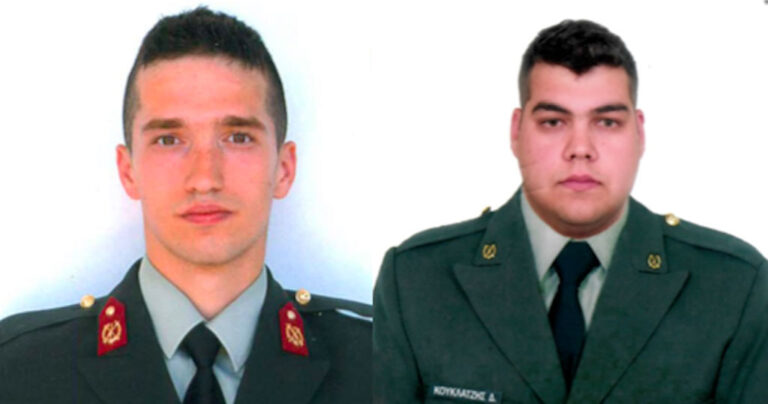 Το ΓΕΣ έδωσε στη δημοσιότητα τις φωτογραφίες των 2 στρατιωτικών μας με τη στολή τους