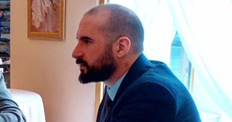 Ο κυβερνητικός εκπρόσωπος εμφανίστηκε με πιπιλιά στον λαιμό