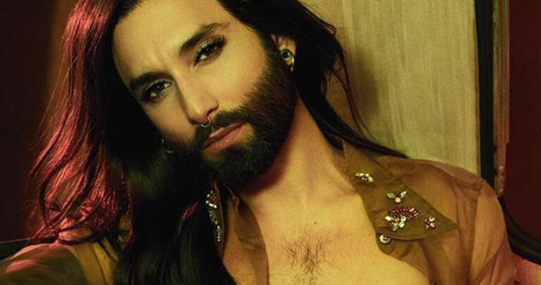 Η Κοντσίτα ποζάρει δείχνοντας το τριχωτό της στήθος