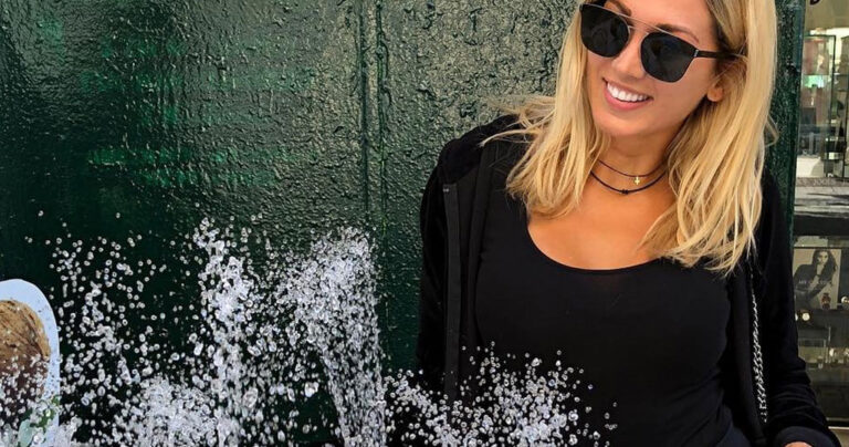 Η Σπυροπούλου τρολάρει το Survivor και ποζάρει με καρύδες