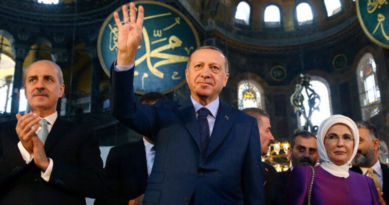 Ο Ερντογάν χαιρέτησε μουσουλμανικά μέσα στην Αγιά Σοφιά
