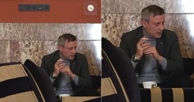Bουλευτής του ΣΥΡΙΖΑ καπνίζει κάτω από σήμα που δείχνει ότι απαγορεύεται το κάπνισμα