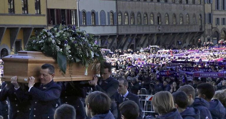 Ράγισαν καρδιές στην κηδεία του Ντάβιντε Αστόρι- Συγκεντρώθηκε χιλιάδες κόσμος