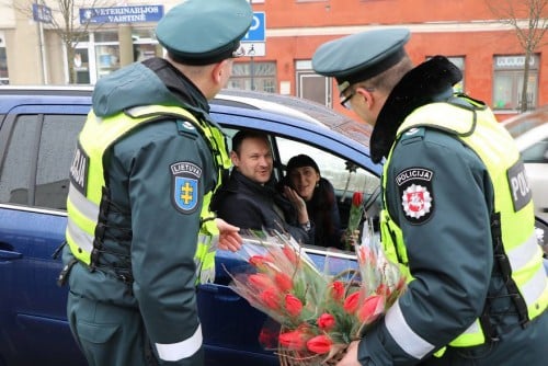 1342593 lithuanian police officers flowers international womens day2 5aa1211926b6f 880