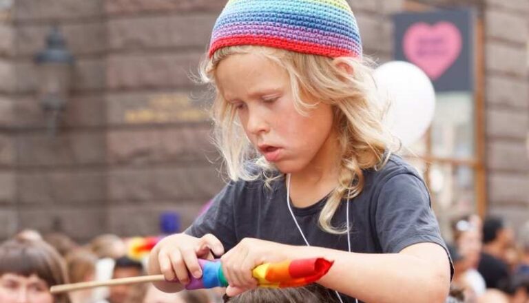 Νηπιαγωγεία ουδέτερα φύλου στην Σουηδία διδάσκουν τα αγόρια να φοράνε φουστάνια