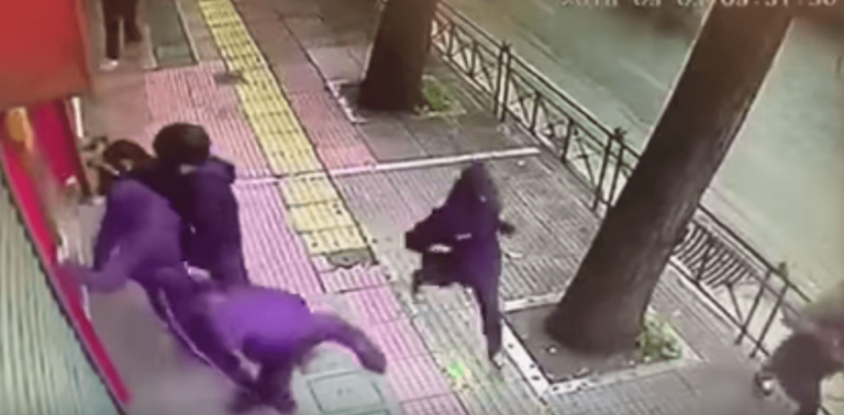 Βίντεο με τους αναρχικούς να σπάνε με σφυριά τα ΕΛΤΑ στην Πατησίων