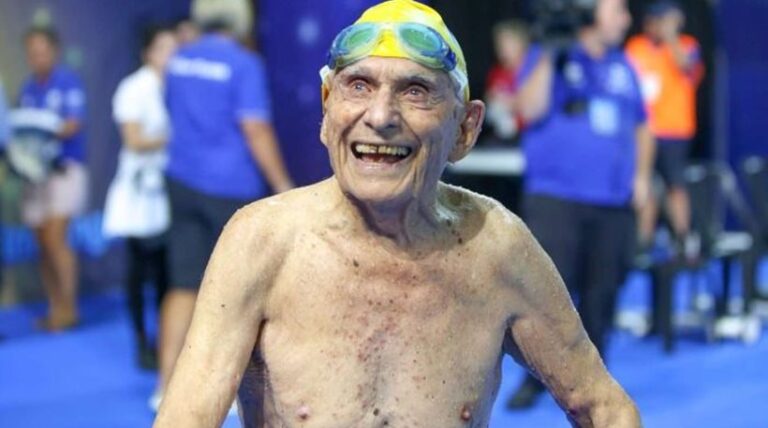 99χρονος κολυμβητής κατέρριψε παγκόσμιο ρεκόρ στο ελεύθερο