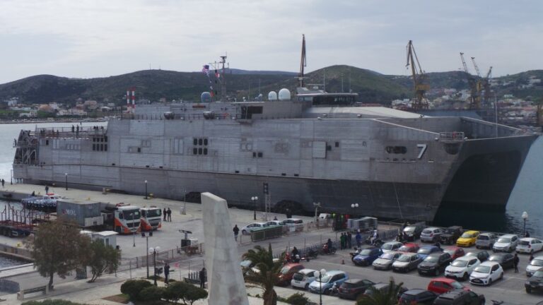 Στη Σύρο έφτασε το πιο σύγχρονο ταχύπλοο του αμερικανικού ναυτικού