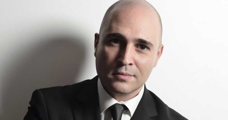 H σύντροφος του Κωνσταντίνου Μπογδάνου είναι πολύ κομψή