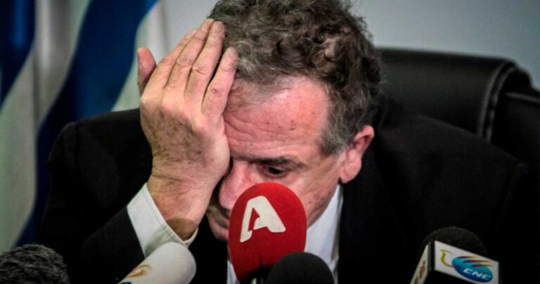 Δάκρυσε ο Μουζάλας στην τελετή παράδοσης και παραλαβής του Υπουργείου 