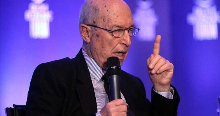 Σημίτης: «Διαρκής έλεγχος της ελληνικής οικονομίας παρά το τέλος των μνημονίων»