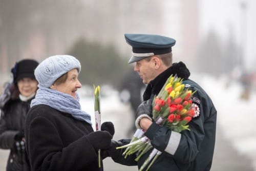 1342597 lithuanian police officers flowers international womens day9 5aa12127af963 880