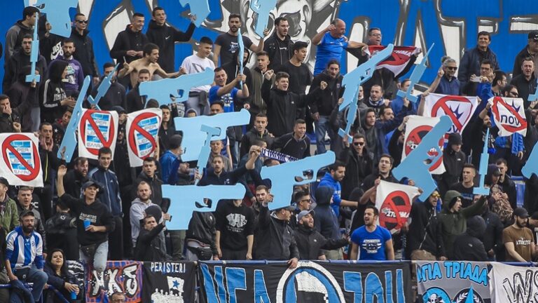 Oι οπαδοί του Ατρόμητου εμφανίστηκαν με χάρτινα πιστόλια