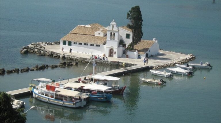 Φοιτητές, εκπαιδευτικοί και γιατροί εγκαταλείπουν μαζικά την Κέρκυρα