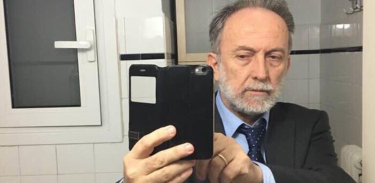 Βουλευτής του ΣΥΡΙΖΑ βγάζει σέλφι στην τουαλέτα της Βουλής