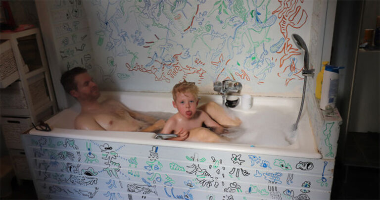 Καλλιτέχνιδα γέμισε το σπίτι της με εκπληκτικά αφηρημένα σχέδια