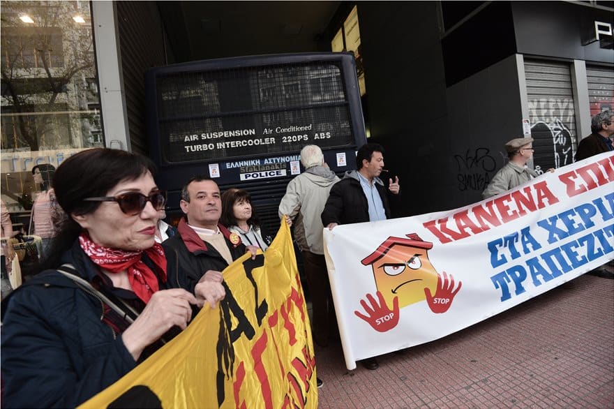 Ο Λαφαζάνης έβαλε σκάλα για να ανέβει σε κλούβα των ΜΑΤ 5 plist3