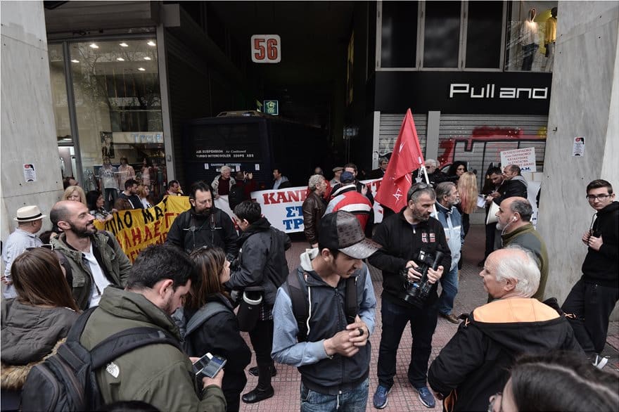Ο Λαφαζάνης έβαλε σκάλα για να ανέβει σε κλούβα των ΜΑΤ 6 plist4