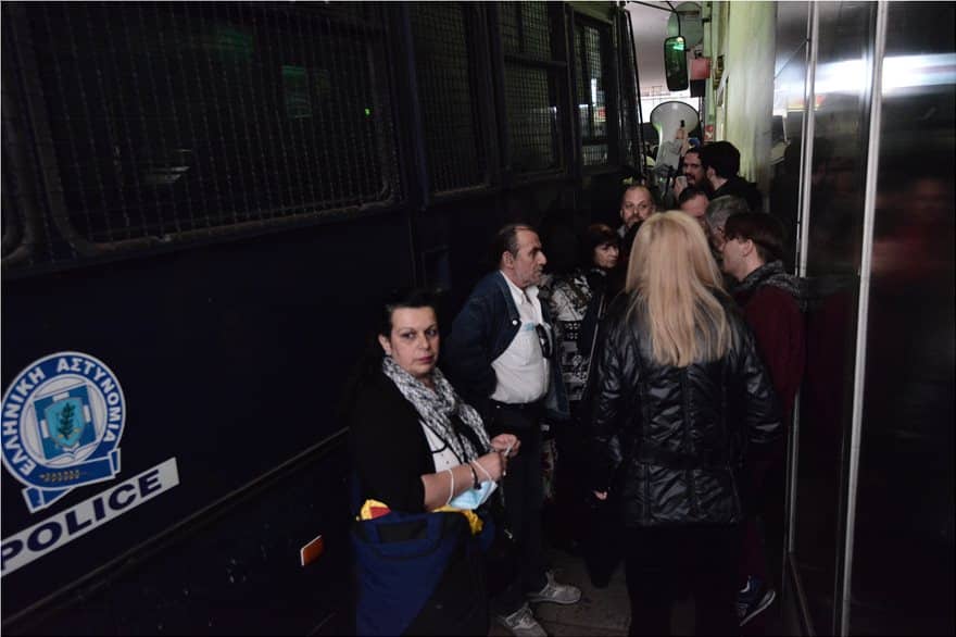Ο Λαφαζάνης έβαλε σκάλα για να ανέβει σε κλούβα των ΜΑΤ 7 plist5