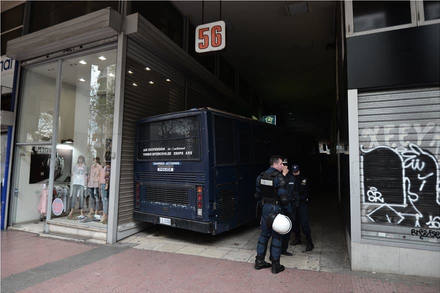 Ο Λαφαζάνης έβαλε σκάλα για να ανέβει σε κλούβα των ΜΑΤ 4 plistt2