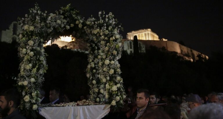 Η περιφορά του Επιταφίου κάτω από την Ακρόπολη