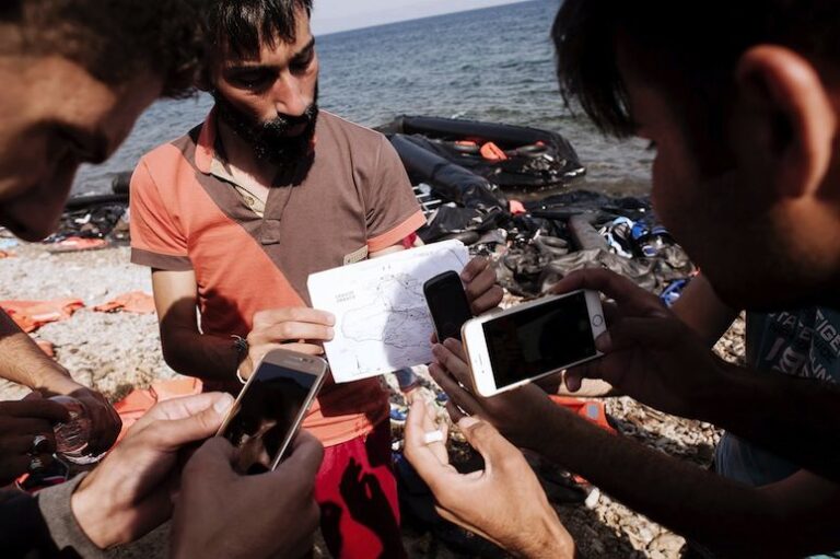«Καλά πεινάνε οι πρόσφυγες που έχουν smartphone;» Η απάντηση ενός ιερωμένου στο ρατσισμό