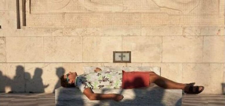 Όταν η βεβήλωση του κενοταφίου από έναν «Παραιτηθείτε» δεν είχε ενοχλήσει κανέναν