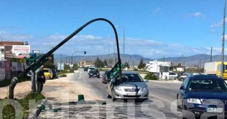 Φανάρι έπεσε πάνω σε αυτοκίνητο που περίμενε το πράσινο στην Λάρισα